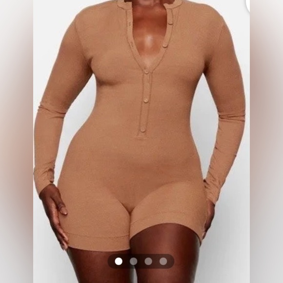 SKIMS Soft Lounge Button Up Henley Romper camel - Picture 1 of 4